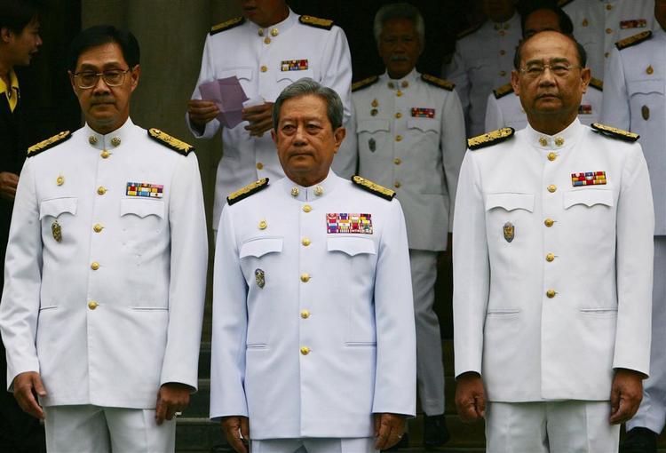 Thailands premierminister, Surayud Chulanont (i midten) satser på, at den tidligere centralbankchef, Pridiyathorn Devakula (tv.) kan berolige de udenlandske investoerer efter kuppet. Til højre ses vicepremierminister, Kosit Panpiemras Devakula ved udnævnelsen. 