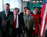 USA's FN-ambassadør, John Bolton, på vej til krisemøde i FN's Sikkerhedsråd om atomprøvesprængningerne i Nordkorea 