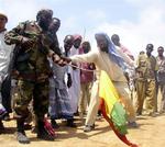 Somaliere brænder etiopiske flag under demonstration i Mogadishu. 