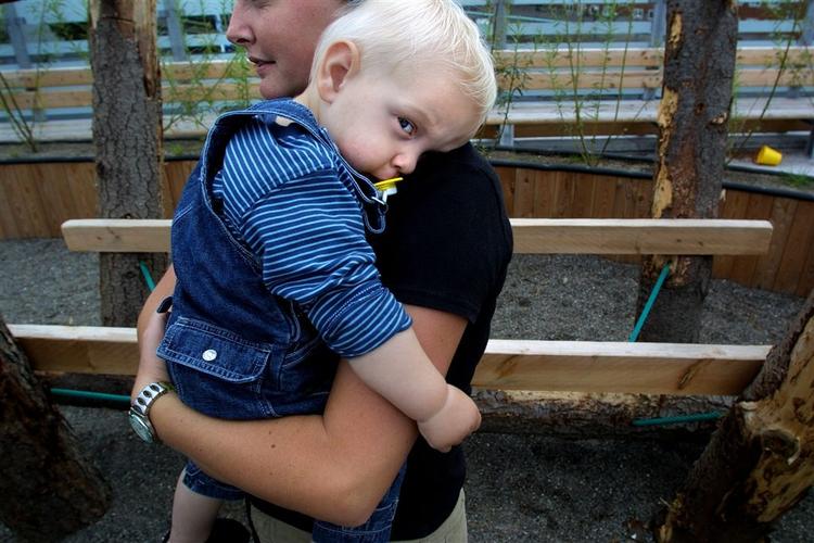 Regeringen vil indføre give forældre, som har behov for pasning, når daginstitutionen har lukket, tilskud til en babysitter. 