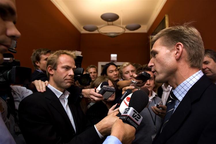 Kristian Thulesen Dahl efter gruppemødet på Christiansborg. Få meter væk fortsatte Pia Kristensen kritikken af partiledelsen. Men i hendes tilfælde er det i orden, siger gruppeformand Thulesen Dahl. 