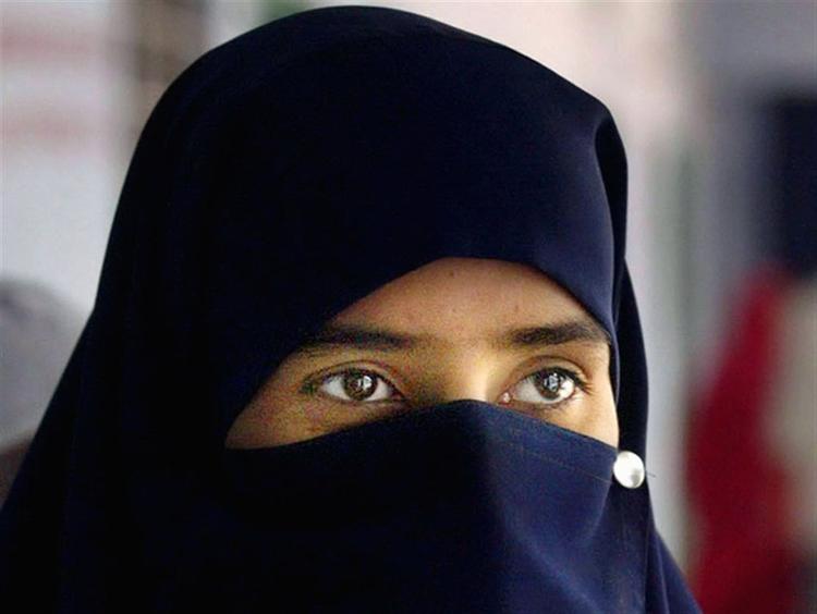 Den tidligere britiske udenrigsminister Jack Straw har bedt muslimske kvinder tage deres slør af, så de kunne møde ham ansigt til ansigt. Den udtalelse er Tony Blair enig i. 