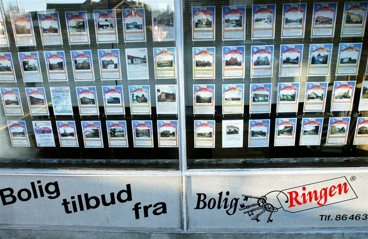 Aldrig har der været så mange boliger til salg som nu, og det går ud over flere husejere, som overoptimistisk har troet, at de problemfrit kunne sælge det gamle hus, når de købte et nyt. 