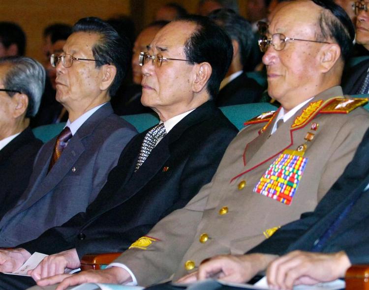 Nordkoreas nummer to, Kim Yong Nam, der ses i midten, spiller bolden over til USA i spørgsmålet om atomprøvesprængninger. 