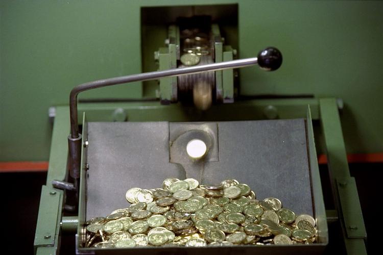 Millionerne ruller i det danske samfund, men det er svært at skabe sig overblik over, hvor man får de bedste renter og færrest gebyrer. Det problem vil bankernes egen forening nu gøre noget ved. 