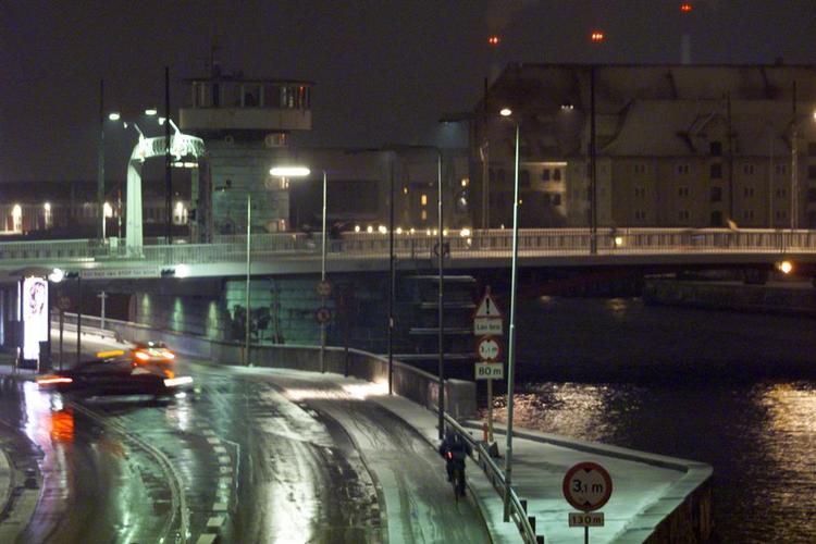 En fest under Knippelsbro blev stoppet og 56 blev anholdt. Politiet undskylder nu, at de fejlvurderede situationen. 