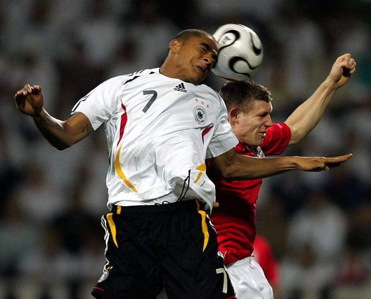 Det blev til flere alvorlige sammenstød mellem Tyskland og Englands ungdomslandsholdsspillere. Kampen endte 2-0 til England. 