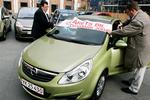 Vinderbilen Opel Corsa er her pyntet med sejrsbanneret. Til højre informationschef Ole Poulsen, Opel Danmark samt formanden for Motorjournalisternes Klub Danmark, redaktør Finn Knudstrup, Berlingske Tidende (til venstre) 