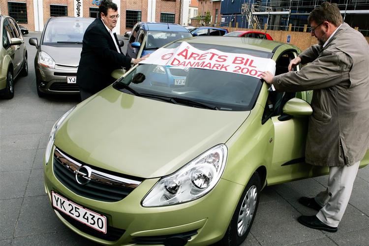 Vinderbilen Opel Corsa er her pyntet med sejrsbanneret. Til højre informationschef Ole Poulsen, Opel Danmark samt formanden for Motorjournalisternes Klub Danmark, redaktør Finn Knudstrup, Berlingske Tidende (til venstre) 