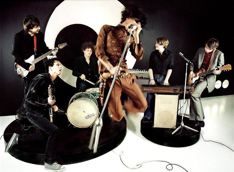 Forsanger Thomas Troelsen har oprettet sig eget studie under navnet Delta Lab, hvor bandet her er samlet. 