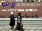 To muslimske hollændere passerer det hospital i Amsterdam, hvor filminstruktøren Theo Van Gogh blev myrdet i 2004. 