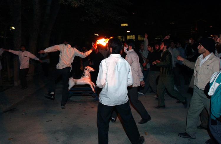 Iranske demonstranter angreb den danske ambassade i Teheran i protest mod Dansk Folkepartis Ungdomsafdelings videofilmede konkurrence om at håne Muhammed mest muligt. Nu frygter oppositionen i Folketinget, at vreden kan eskalere, efter at moderpartiet har bragt en tegning, der fremstiller profeten som pædofil. 