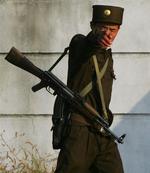 Nordkoreansk soldat er utilfreds med at blive fotograferet ved den kinesiske grænse. 
