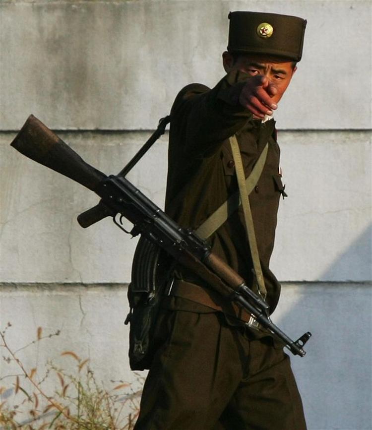 Nordkoreansk soldat er utilfreds med at blive fotograferet ved den kinesiske grænse. 