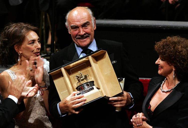 Skuespilleren Sean Connery modtager en hædersbevisning ved filmfestivalen i Rom. 