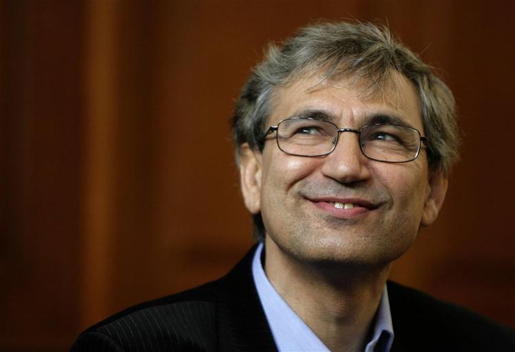 Den tyrkiske forfatter Orhan Pamuk er ikke altid lige lovprist i hjemlandet. Men nu jubler Tyrkiet over forfatterens Nobel-pris. 