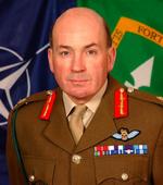 Storbritanniens hærchef Richard Dannatt kalder premierminister Tony Blairs Irak-politik for »naiv«. 