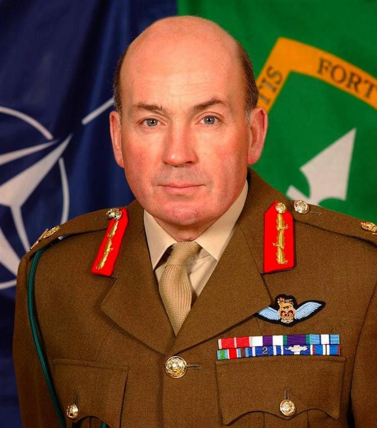 Storbritanniens hærchef Richard Dannatt kalder premierminister Tony Blairs Irak-politik for »naiv«. 