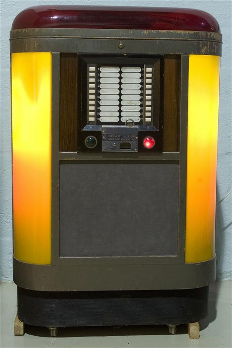 Denne jukeboks afspiller 12" 78 rpm lakplader og kan ses på Teknisk Museum. Rundt omkring i byen findes nyere versioner, men med gamle hits på spillelisten. 