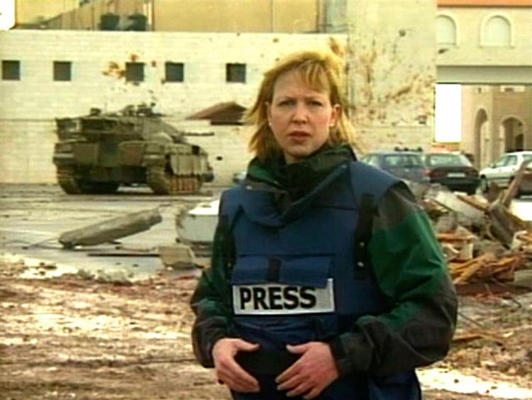 Kimberley Dozier fra den amerikanske tv-station CBS blev i maj alvorligt såret af en bilbombe, der dræbte to andre CBS-medarbejdere, en irakisk tolk og en amerikansk soldat. 