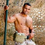 Amerikanske soldater har smidt trøjen for det gode formål i en ny mandekalender. 