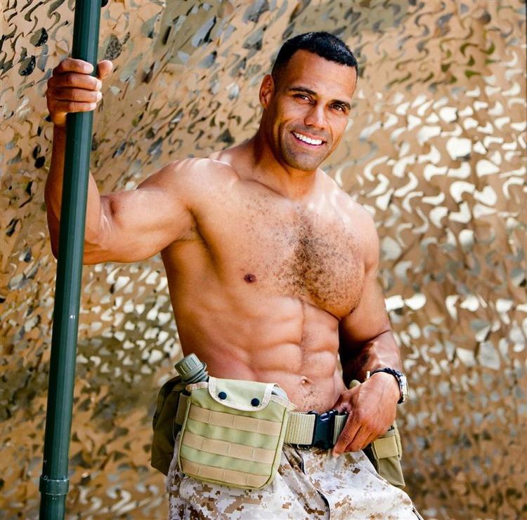 Amerikanske soldater har smidt trøjen for det gode formål i en ny mandekalender. 