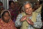 Mohammed Yunus under et besøg i landsbyen Kalampur i Bangladesh. 