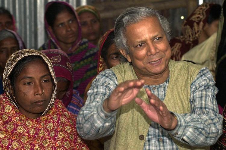 Mohammed Yunus under et besøg i landsbyen Kalampur i Bangladesh. 