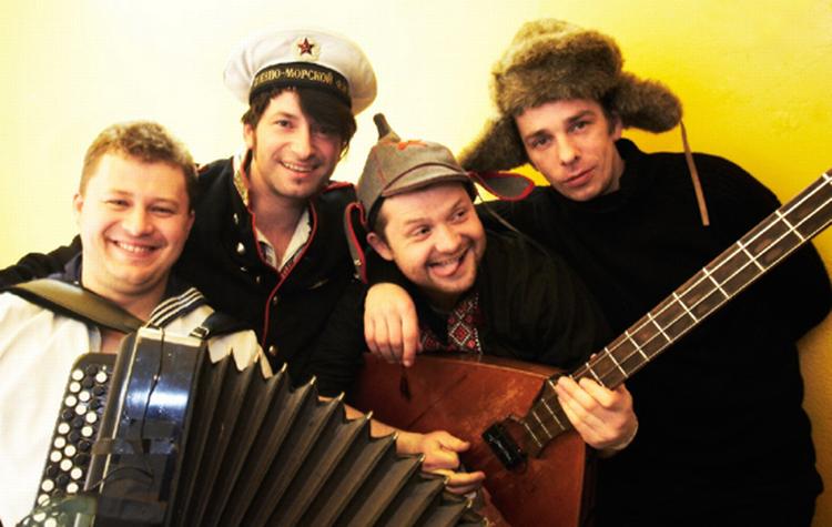 Siden 1988 har det tyske band Apparatschik spillet deres miks af russisk folkemusik, ska, rock og polka - og efter eget udsagn lyder det som en 'sibirisk steppestorm'. Lørdag aften kan de opleves på Nørrebros nye spillested Global. 