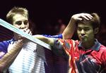 Ved All England i 2004 vandt Lin Dan (th.) en af sine syv sejre over Peter Gade. 