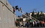 Et enkelt sted brugte palæstinenserne stiger for at krydse Israels sikkerhedsbarriere. 