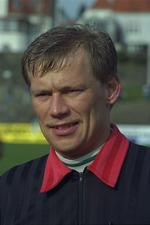 Claus Bo Larsen bliver prøvekanin i et forsøg med elektronisk kontakt mellem dommer og linjevogtere i fodbold. 