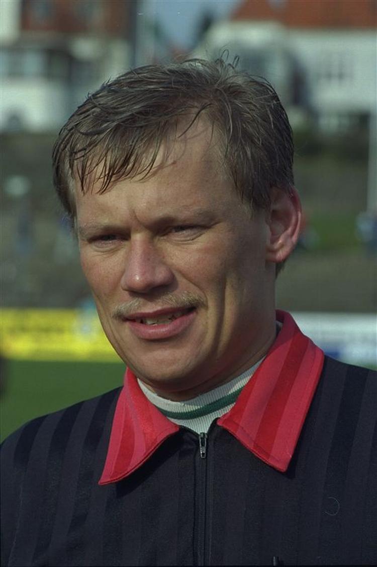 Claus Bo Larsen bliver prøvekanin i et forsøg med elektronisk kontakt mellem dommer og linjevogtere i fodbold. 