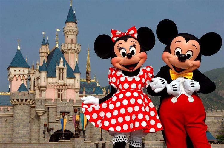Sådan kender vi Minne og Mickey Mouse, søde og velopdragne. Men i Disneyland Paris har de ansatte ansløret, at figurerne har skjulte sider. 