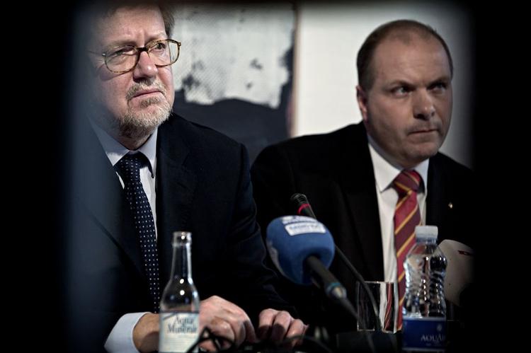 Søren Gade - her til højre for udenrigsminister Per Stig Møller (K) - er uenig med de seneste udtalelser fra chefen for de britiske soldater i Irak. 