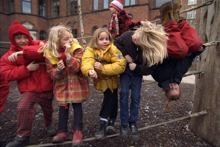 Alt for mange børn ender med at bruge deres ferie på institutioner, fordi forældrene arbejder. Det går ikke, mener psykolog. 