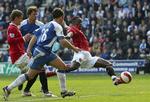 Louis Saha (th) strækker sig. Franskmanden scorede en enkelt gang mod Wigan. 