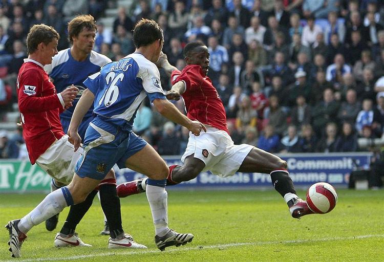 Louis Saha (th) strækker sig. Franskmanden scorede en enkelt gang mod Wigan. 