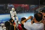 Gæster på Shawan International Exhibition Center i Chengdu betragter en rumdragt fra nummer to af Kinas rumekspeditioner. Den tredje skal finde sted i 2008. 