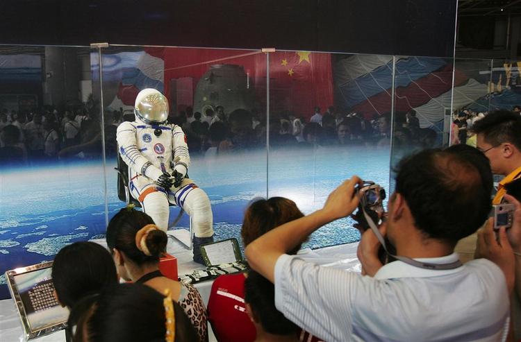 Gæster på Shawan International Exhibition Center i Chengdu betragter en rumdragt fra nummer to af Kinas rumekspeditioner. Den tredje skal finde sted i 2008. 