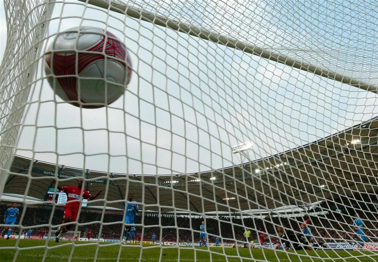 Gomez har scoret for Stuttgart, der atter havde Jon Dahl på bænken. 