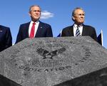 Præsident Bush i selskab med forsvarsminister Rumsfeld (th) i går. 