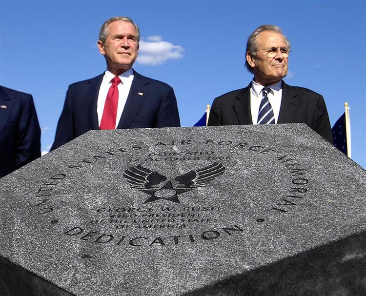 Præsident Bush i selskab med forsvarsminister Rumsfeld (th) i går. 