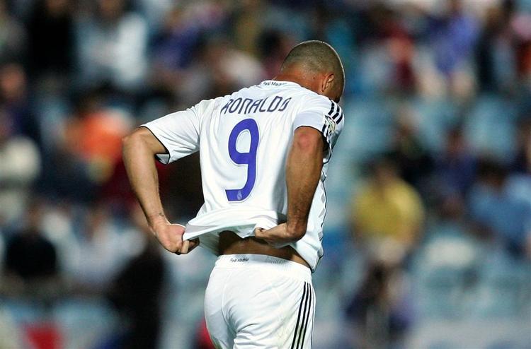 Ronaldo trasker ud af banen i Getafe efter at have modtaget sit andet gule kort. 