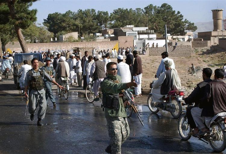 To civile blev dræbt af en eksplosion i Herat-provinsen. Sprængstoffet var tiltænkt amerikanske soldater og afghanske politifolk. 
