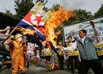 Hidsige sydkoreanske aktivister på gaden i stærkt anti-nordkoreansk demonstration. 