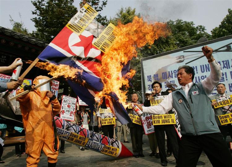 Hidsige sydkoreanske aktivister på gaden i stærkt anti-nordkoreansk demonstration. 