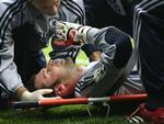 Peter Cech var bevidstløs, da han forlod banen på en båre. 