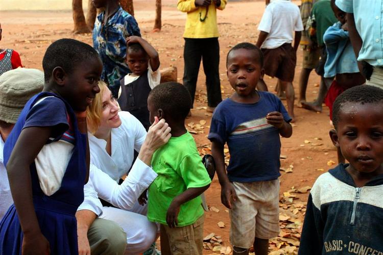 Madonna inspicerer afrikanske børn i Malawi. 