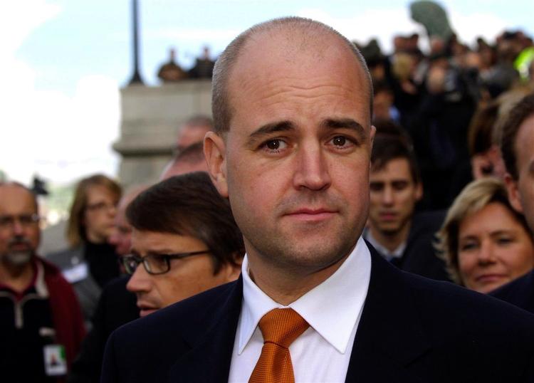 Den svenske statsminister Fredrik Reinfeldt kritiseres skarpt, efter at to ministre har forladt hans regering. 